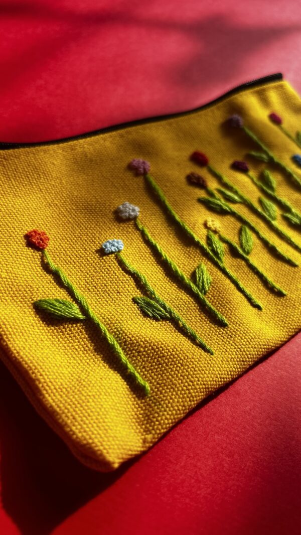 محفظة مطرزة يدويا